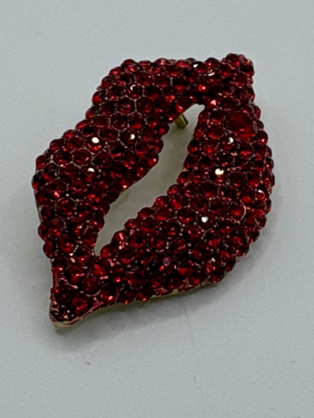 Red Crystal Lip-Shaped Brooch Pin GoldTone 1 1/2” long